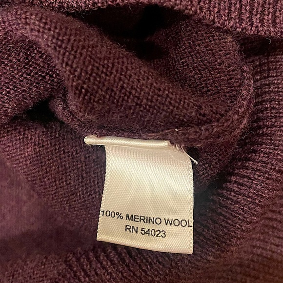 Banana Republic Men’s Argyle V Neck Sweater - Picture 5 of 6